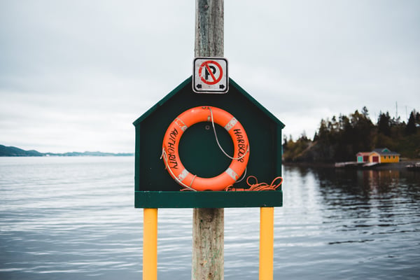 Lifesaving device on wharf